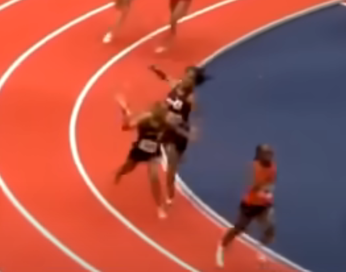 Incident estafette Amerikaanse federale kampioenschap. Atlete geslagen met estafettestokje(video)